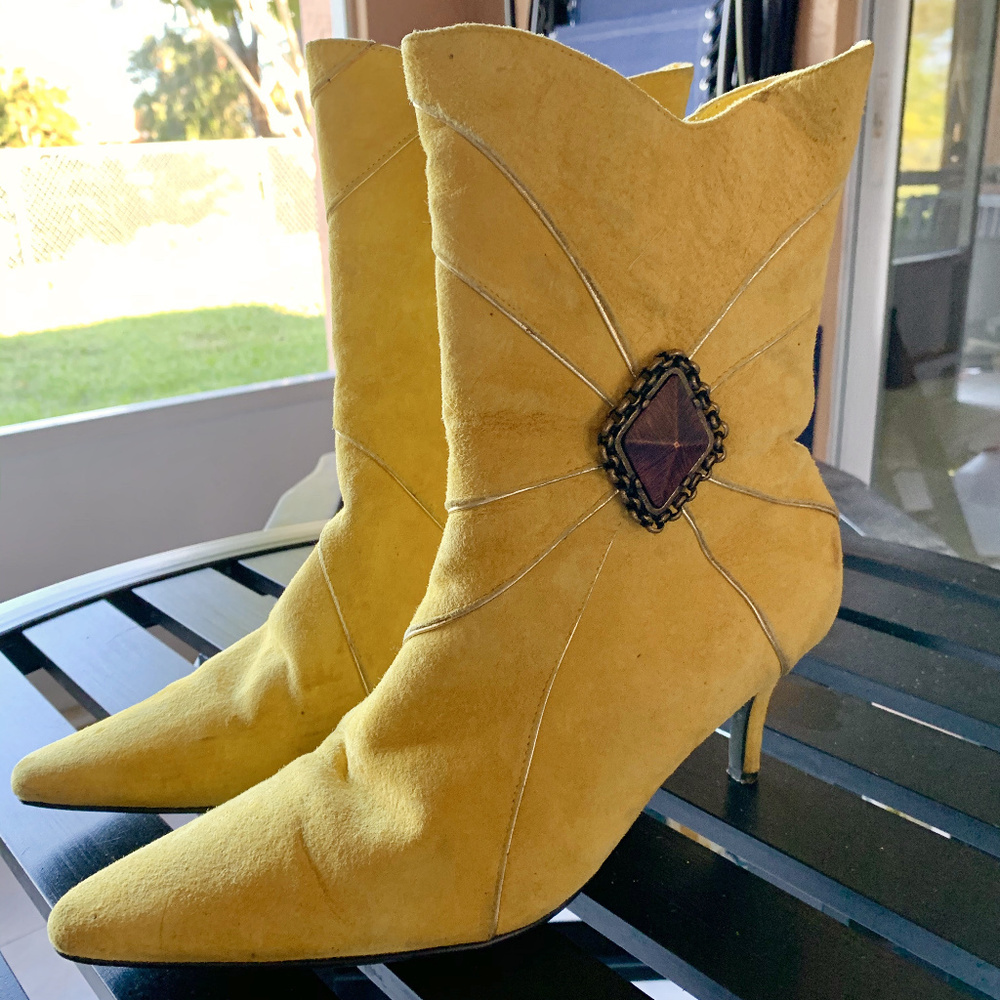 BIJOU NEW YORK YELLOW SUEDE BOOTS 10M